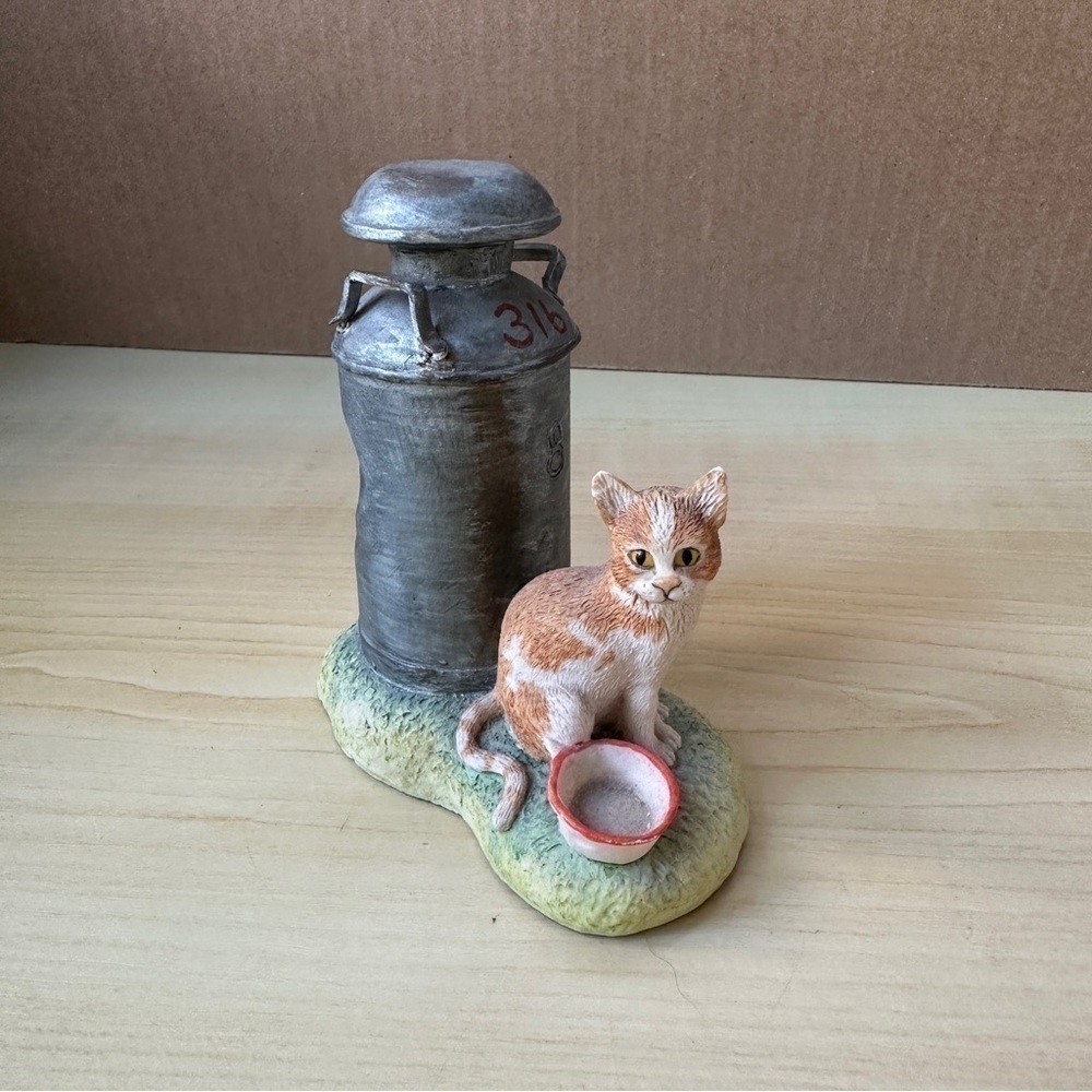 Cat with Milk Can Figurine Lowell Davis 1988 Schmid Scotland Farmhouse Vintage